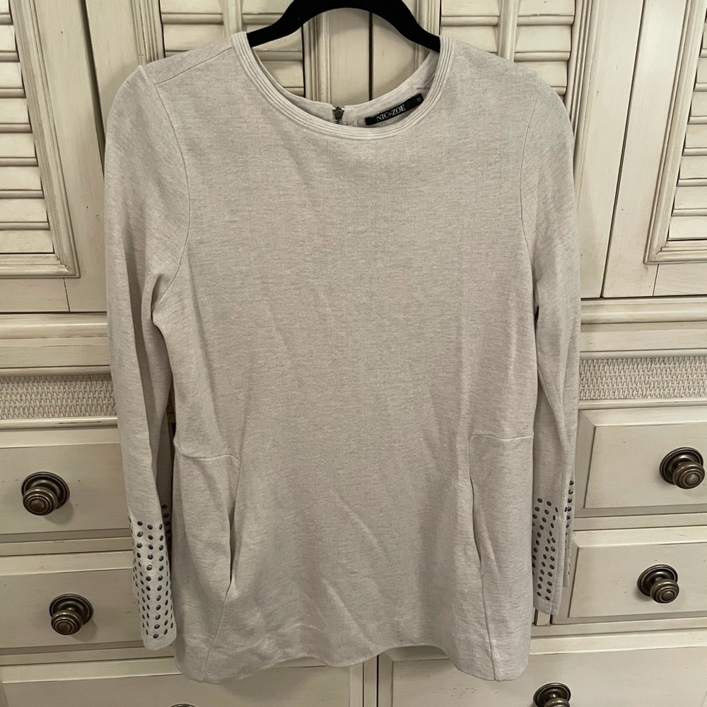 Nic + Zoe Grommet Cuff Studded Top, Frost, M